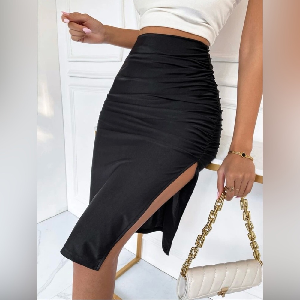 Skirt with a thigh slit